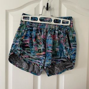 Lululemon seawheeze tracker shorts - size 4